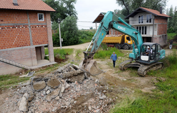 Почело рушење нелегалних објеката на Савском насипу